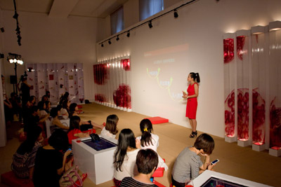 7日1日，雅诗兰黛品牌在北京艺术新地标尚8文化创意产业园举办了全新红石榴日霜/晚霜上市发布会。来自全国的80多家媒体和达人出席，亲睹神奇红石榴唤醒的光彩容颜。