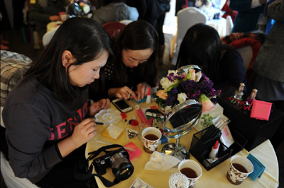     12月23日，国内著名彩妆品牌玛丽黛佳，在上海高端私人洋房逐梦园，举办了一场时尚、精致、创意的“爱的多米诺·一盒一世界”媒体新品鉴赏会！国内60余家主流媒体出席活动，国际时尚彩妆天王小凯、业届资深人士以