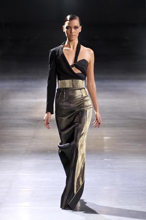 纽约，2012年3月16日 – 雅诗兰黛品牌宣布，签约时尚界顶级红明星之一 -- Arizona Muse（艾里桑娜.缪斯）。Arizona将继伊丽莎白·赫莉 (Elizabeth Hurley)、卡洛琳·莫菲 (Carolyn Murphy)、希拉里·罗达(Hilary Rho