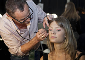 雅诗兰黛后台彩妆 纽约时装周 -- Derek Lam 2011春夏系列发布